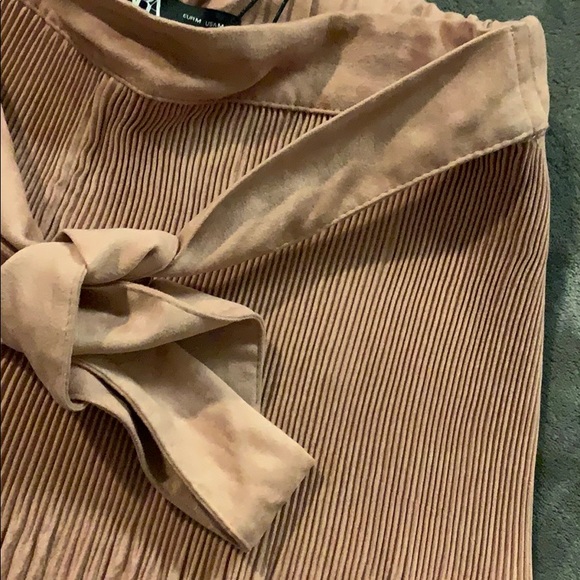 NEW Zara Pleated/Suede/velvet Shorts - Picture 7 of 14